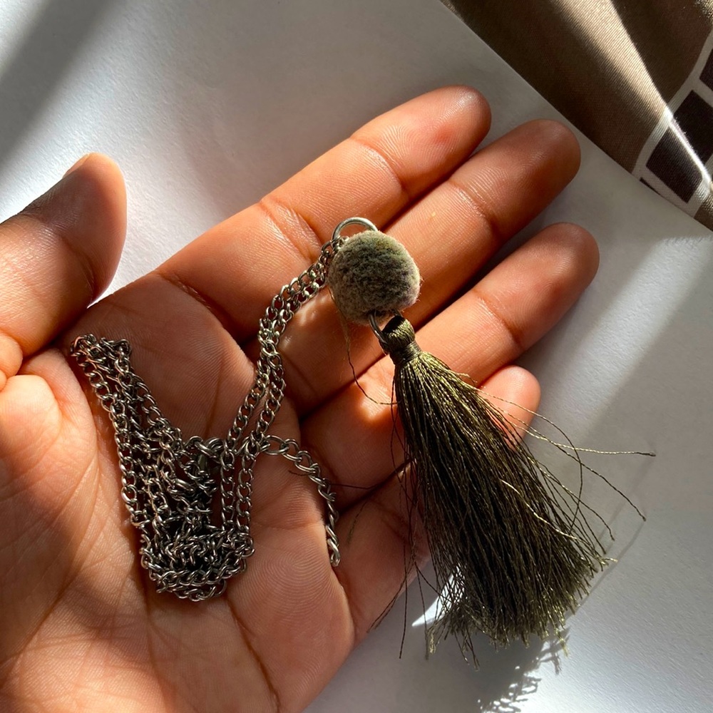 I’m selling a necklace, it has been worn before